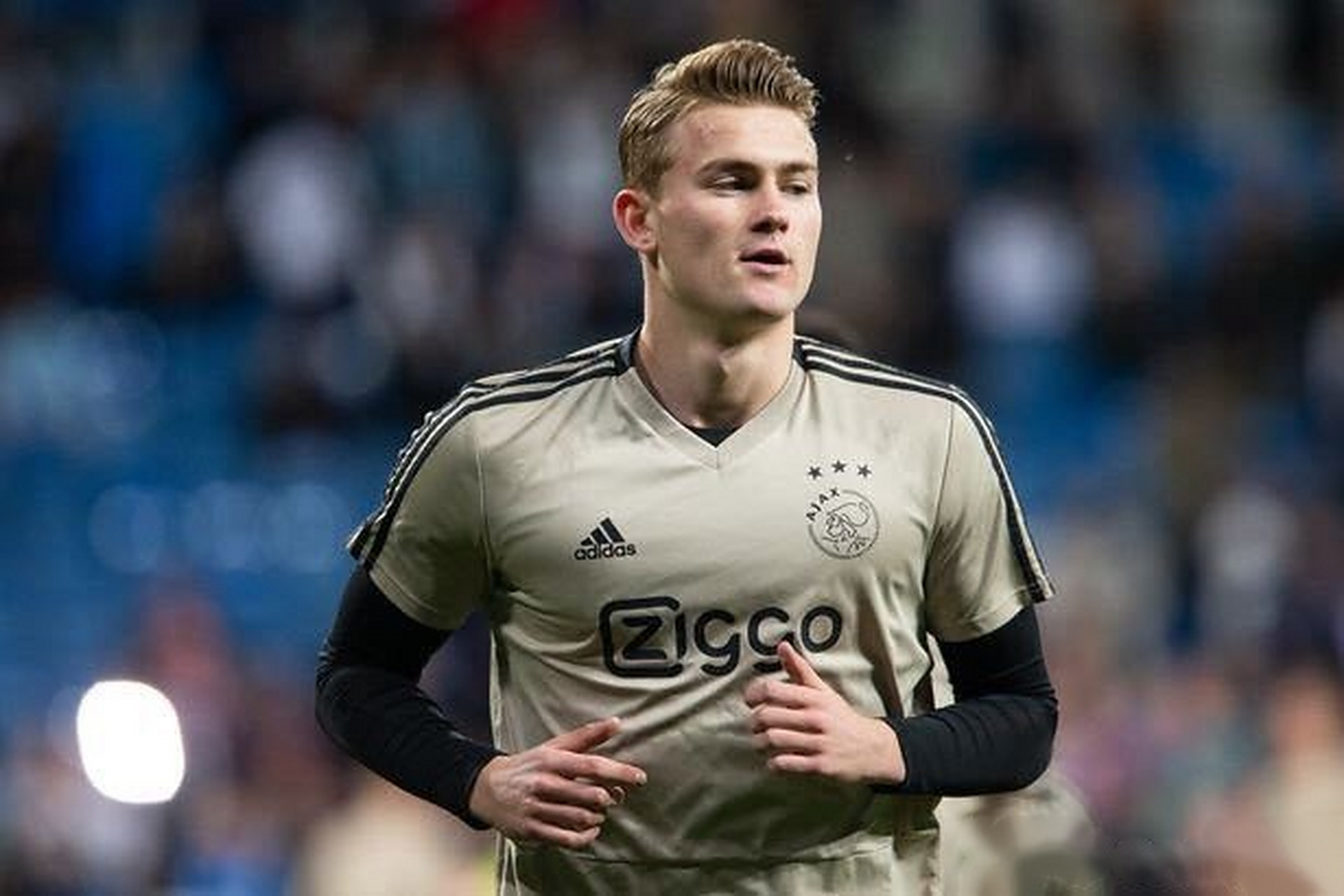 关于巴萨横扫秘鲁,德利赫特三分雨点燃全场的信息 关于巴萨横扫秘鲁,德利赫特三分雨点燃全场的信息