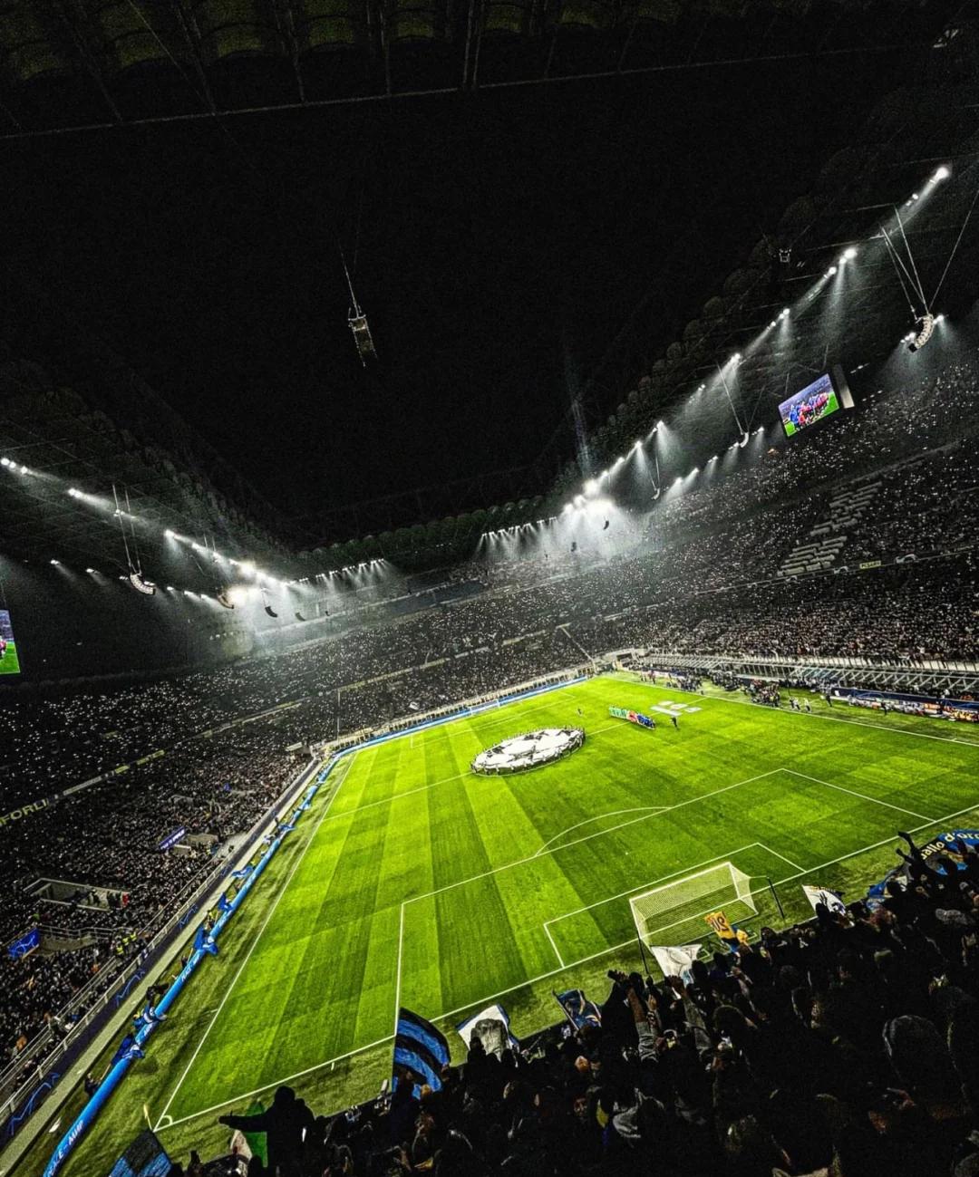 球迷狂热助阵，现场座无虚席，观众们尽情欢呼的简单介绍