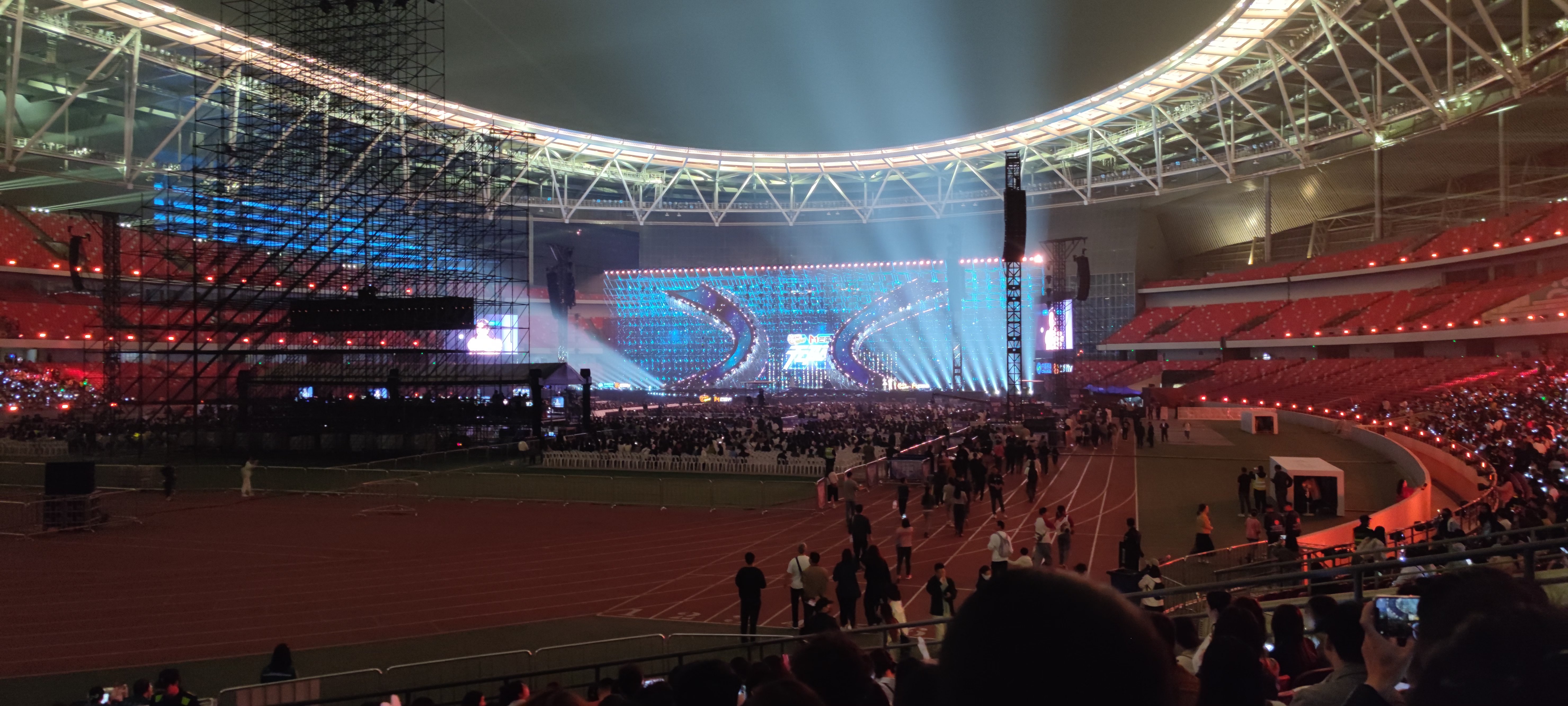 关于冠军庆祝的欢腾场面,打破安静的赛场的信息 关于冠军庆祝的欢腾场面,打破安静的赛场的信息