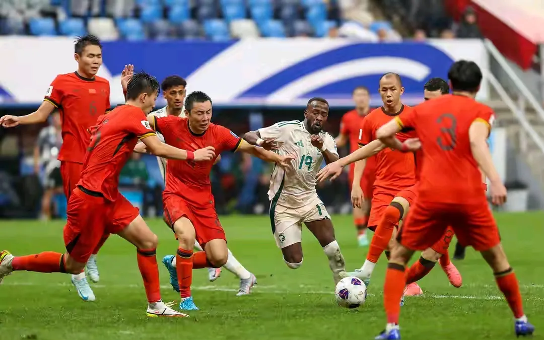 足球比赛中的精彩对决，引发全场热议的简单介绍