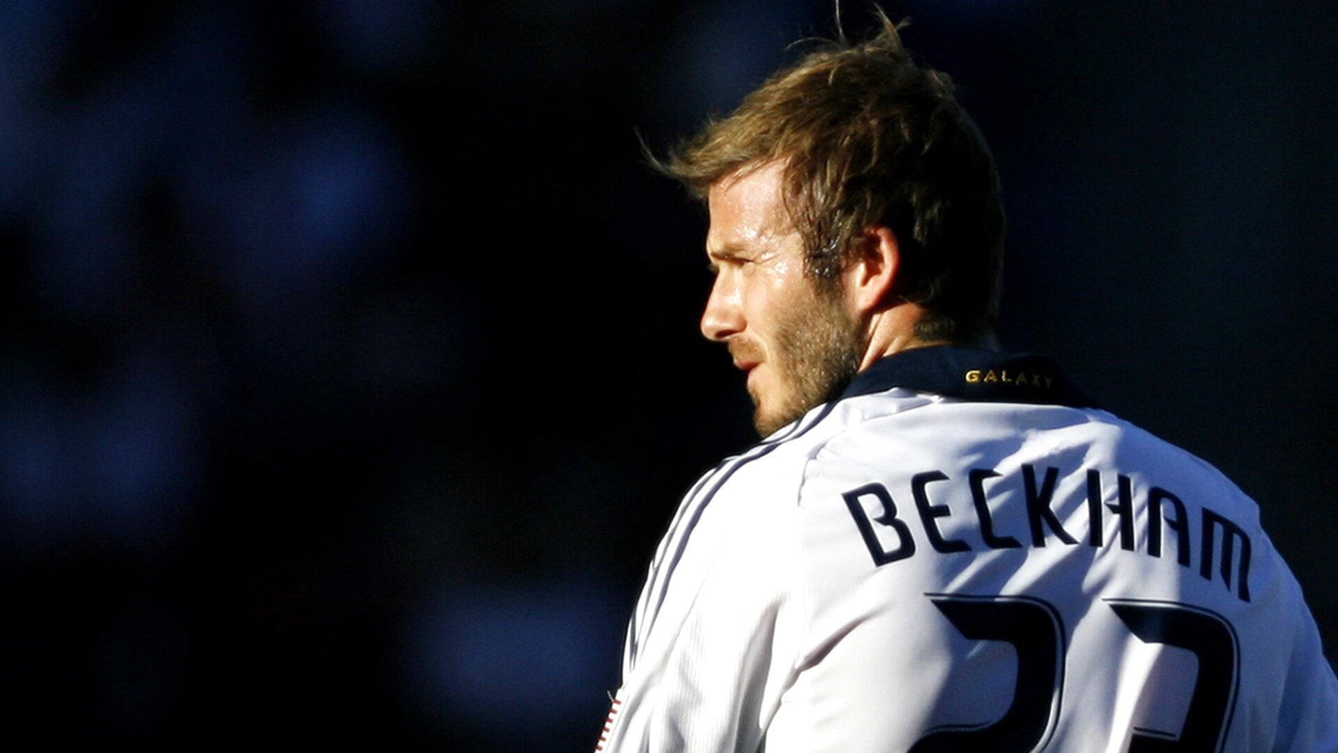 王皓运筹帷幄,英格兰队力克日本队展现团队足球真谛